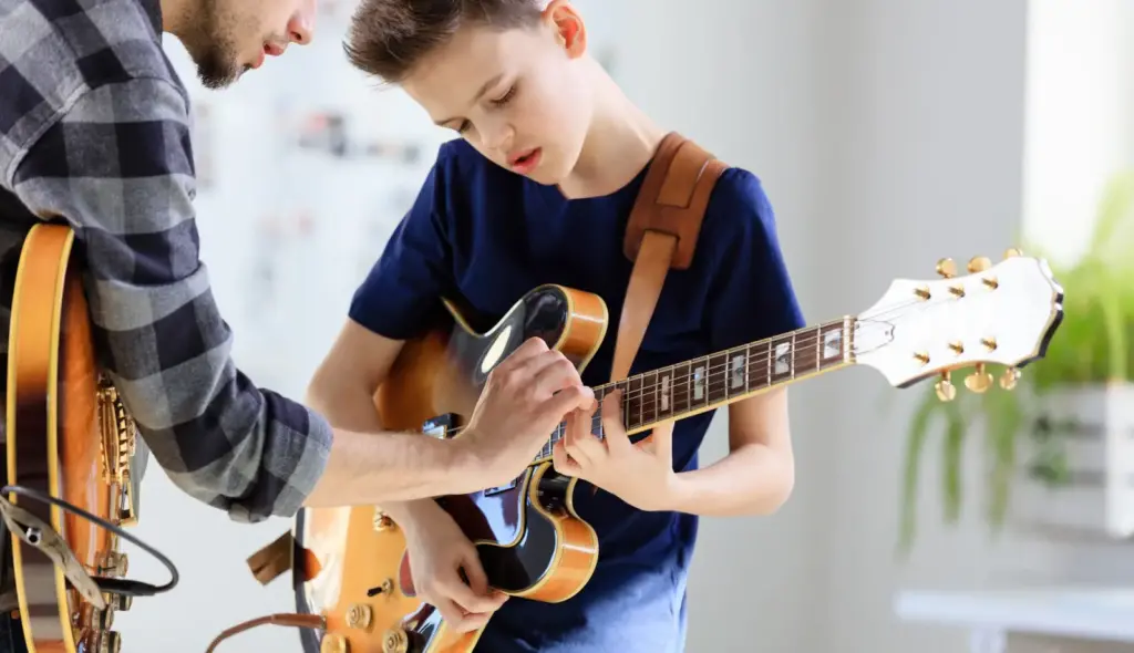 آموزش گیتار در سن پایین نوجوانان و کودکان