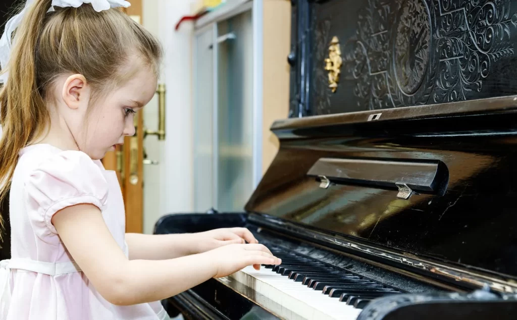 کلاس یادگیری پیانوی کودکان دختر و پسر